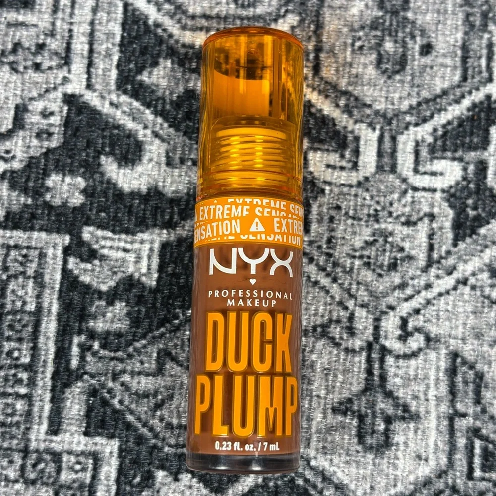 👄NYX👄Duck Plump Lip Gloss in Brown of Applause New and‎ Manufacturer Sealed